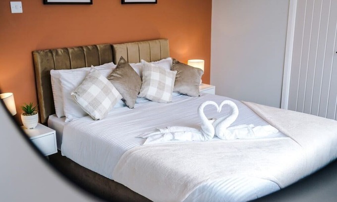 Broadheath House | 3 Bedroom House Close To Manchester Airport with Free Parking by Eason Stays