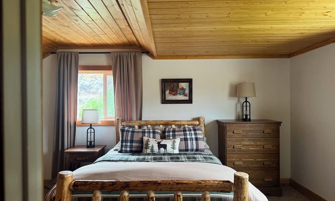 Salmon Cabin | Scenic Cabin Escape- Steps to Goldbug Trailhead