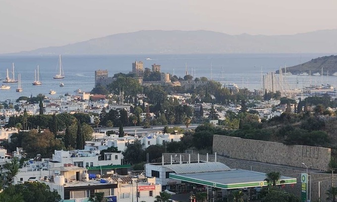 Bodrum City Center Apartment | Full Castle view. 3 bedroom 3 bathroom 70sqm terrace Brutalist Conceptional flat