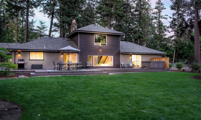 Grants Pass House | King Beds/River/Hot Tub/Pool/BBQ/Full Kitchen/New!