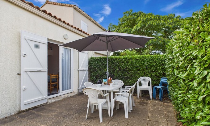 Saint-Vincent-sur-Jard Ski Chalet | Shared swimming pool, terrace, house for 5