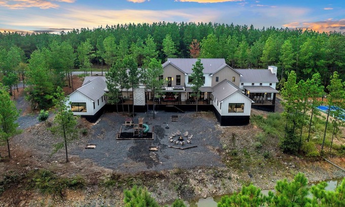 Pickens Cabin | Iron Bull | Unforgettable Cabin w/Hot Tub, Games & Mechanical Bull Adventure