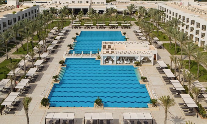 Marsa Matruh Hotel | Chic Coastal Getaway Close Almaza Bay Beach with Swimming Pool & Breakfast