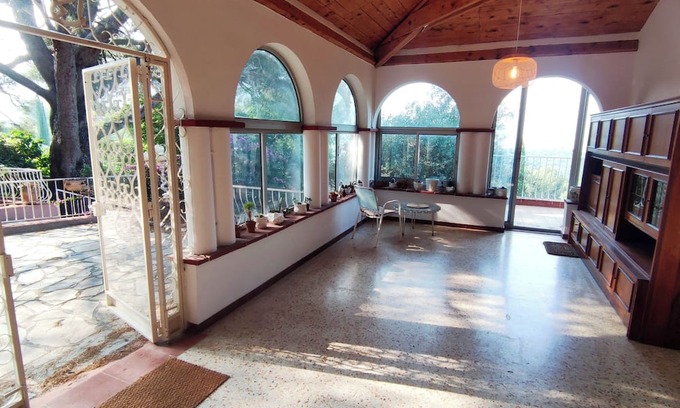 Le Revest-les-Eaux House | VILLA Sleeps up to 11, wooded area with panoramic view
