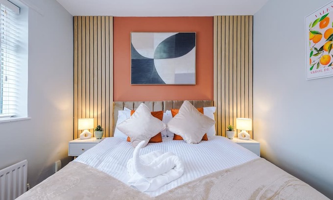 Broadheath House | Modern 2 Bedroom House Near Manchester Airport with Free Parking by Eason Stays
