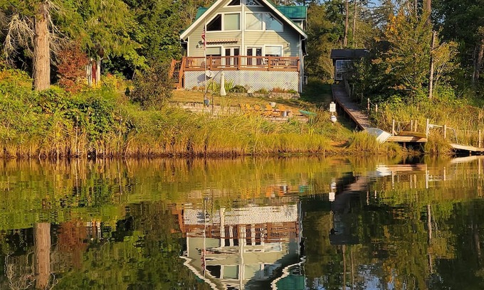 Longbranch House | 3 BR Waterfront retreat, great deck, beaches, fireplace & game room