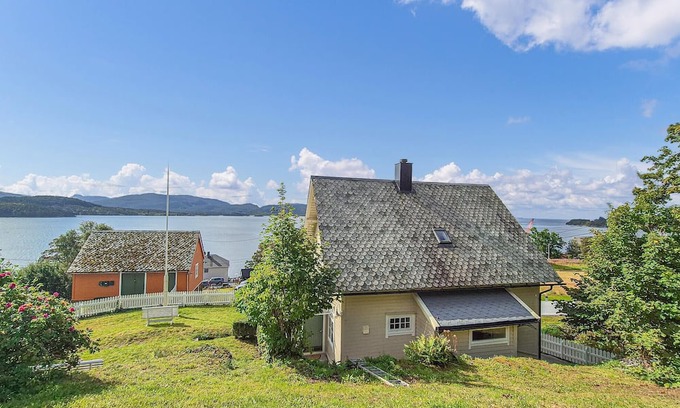 Askvoll House | 6 bedroom lovely home in Holmedal