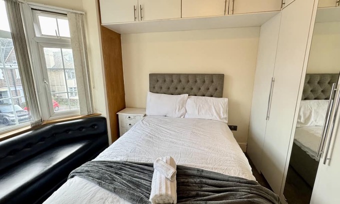 Luton Apartment | Luxury 8 Bed Home Near Luton Airport