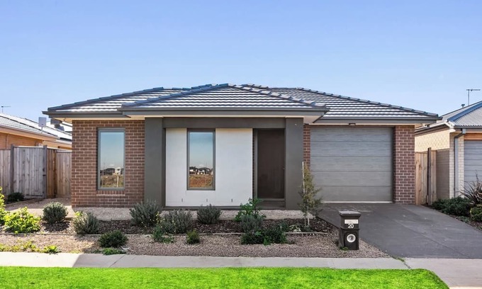 Mambourin House | Spacious Getaway Near Werribee – Relax & Unwind