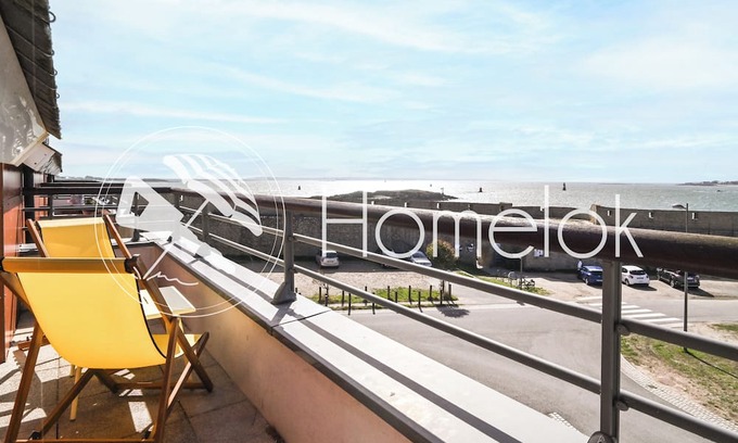 Port-Louis Apartment | Balcon ensoleillé et confort moderne – T3 vue mer