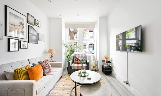 Furzedown House | Modern 2 Bedroom House-Sleeps 6-Close to Tube & Tooting Bec