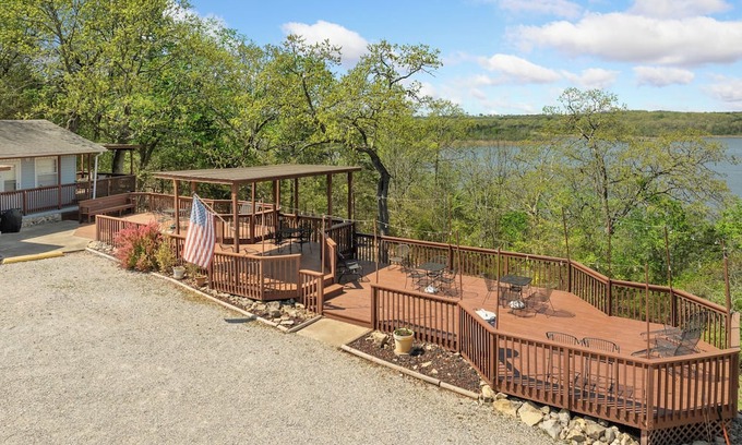 Diamond City Cabin | 1bed/1bath cabin with beautiful views of Bull Shoals Lake.