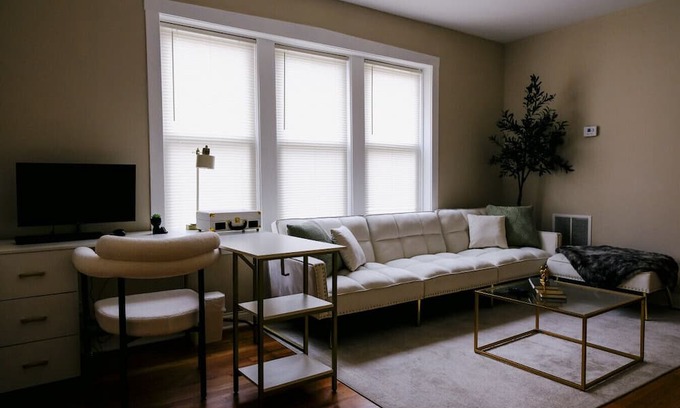 Irving Park East Apartment | Sleeps 22 Modern Multi-Unit Gym Workspaces