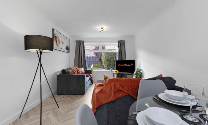Livingston House | Spacious 4 bedroom home close to airport