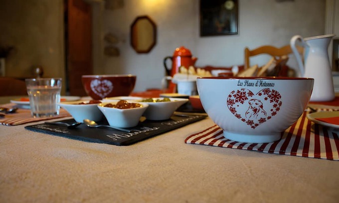 Hotonnes Bed & Breakfast | Bed and Breakfast 'Chez Louve Bleue Chambre Côté Ruche' with Mountain View, Shared Terrace and Wi-Fi