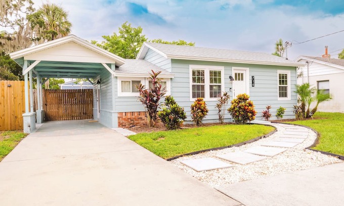 Tavares House | Charming 1950's Bungalow with hot tub walking distance to lake Dora!