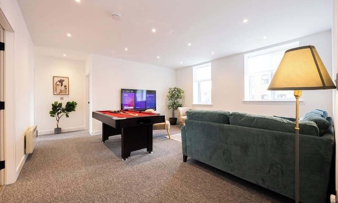 Trafford Apartment | Stanway Apartments Free Parking