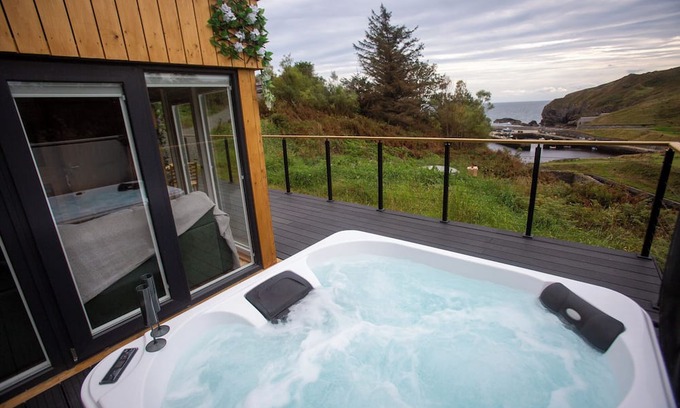 Lybster Cabin | One-bedroom chalet Highland retreat. Breath taking sea views from hot tub