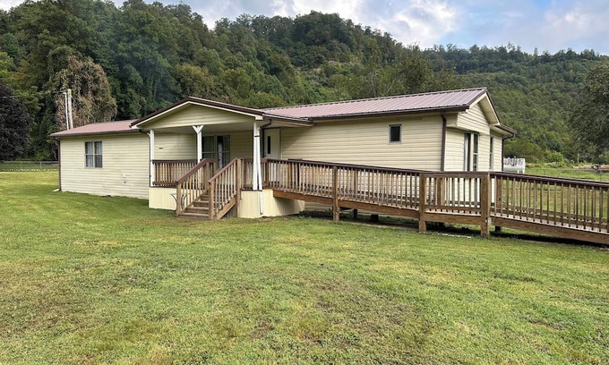 Cornettsville House | Ritter Lumber Yard. 4BR mobile home in Cornettsville, KY