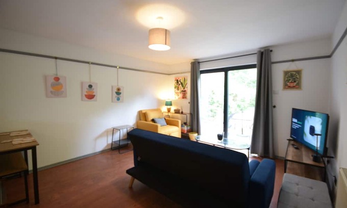 Cheetham Hill Apartment | Stylish 1-Bed Retreat with Garden & Rustic Kitchen