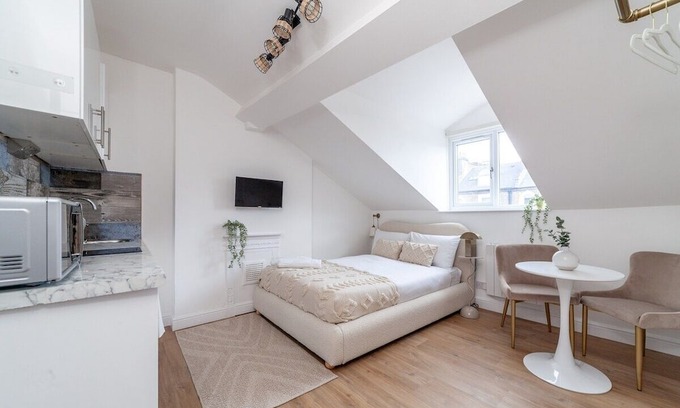 Brondesbury Apartment | Stylish & Petit Studio flat w/great tube connectio