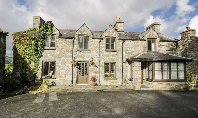 Maentwrog House | OLD POST OFFICE, pet friendly, with open fire in Blaenau Ffestiniog