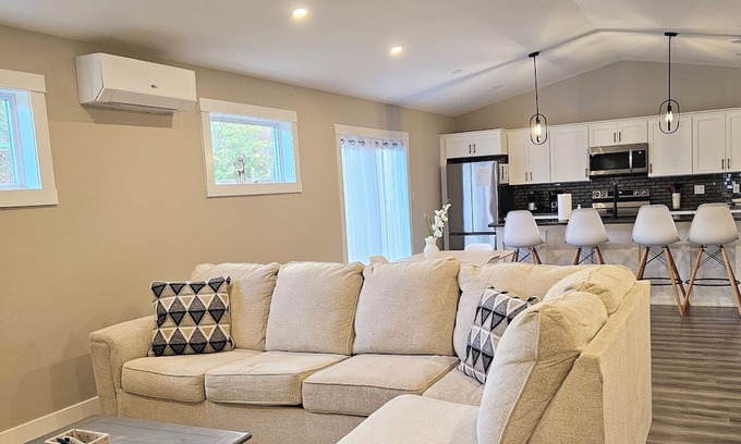 Stratford House | Minutes to Charlottetown - Three Bedroom, King Beds, Family friendly.
