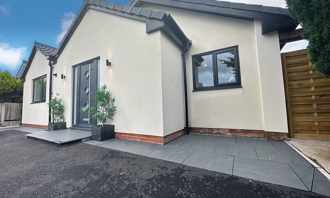 Trafford House | House in Hale With Hot Tub