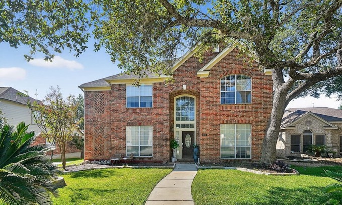 Stone Oak House | NEW! San Antonio Oasis Hot Tub & Pool Access
