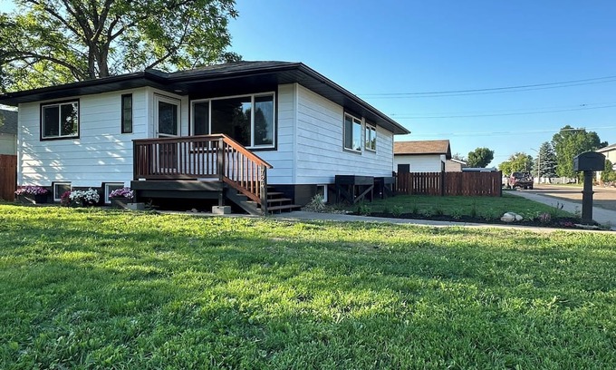 Sidney House | Spacious comfortable weekend stay close to the outdoors.