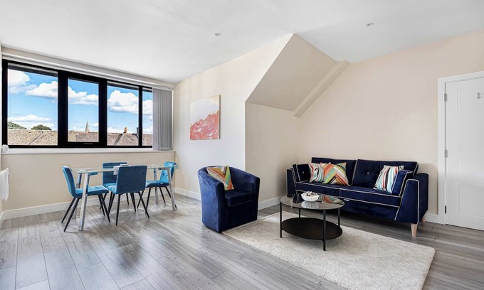 Sutton Apartment | City Service Lets | Large Cheam 1 Bed with Parking | Long Stays Welcome