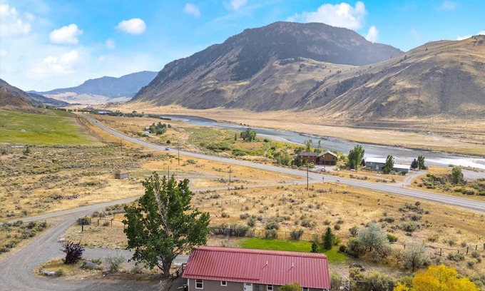 Gardiner House | 2 bedroom with hot tub near Yellowstone