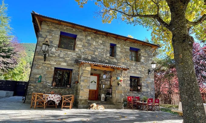 Oros Bajo Cottage | Ideal house for families 13 pax Large garden, barbecue, parking and children's area!