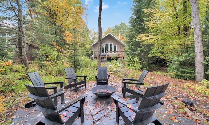 Huntsville Cabin | Muskoka Waterfront Cottage w/Canoes and Fire Pit