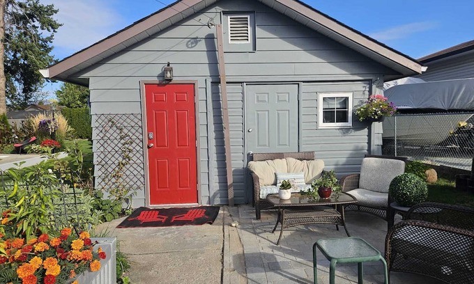 Rutland Cottage | Private carriage house w/Hot tub &Pool