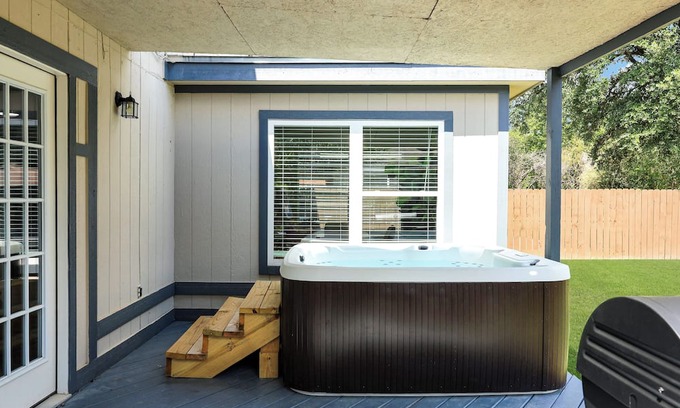 San Antonio House | Hot Tub Heaven | Games Air Hockey | BBQ Swing Set