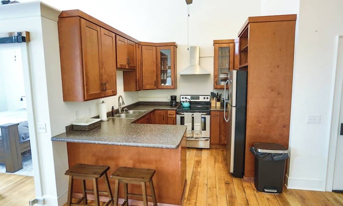 Monroe Apartment | Lookout Loft over the Monroe Square