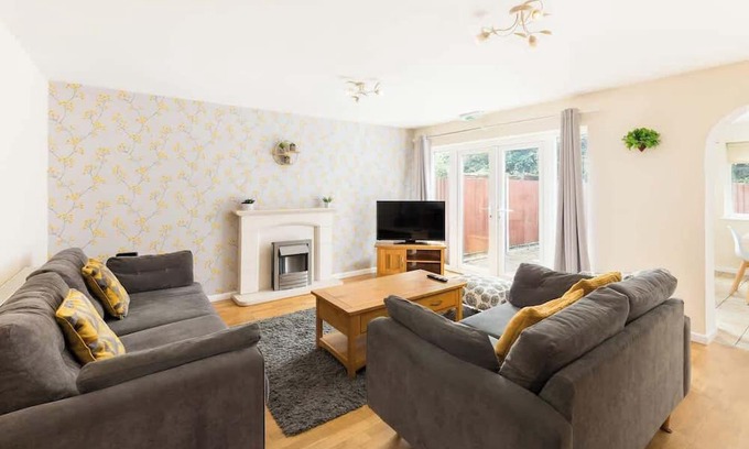 Wyken House | 4-Bed Home for Contractors | Parking | Walk to Hospital