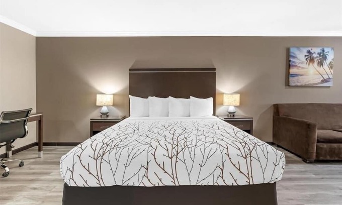 North Redondo Hotel | Redondo Beach Retreat w/Jacuzzi – 15 Minutes from Vibrant Santa Monica!