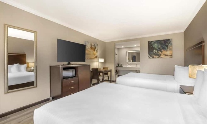 North Redondo Hotel | Relaxing Room w/Comfortable Bed + Spacious Layout Near Redondo Beach