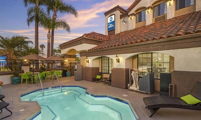 North Redondo Hotel | Budget Stay w/Breakfast Included – Minutes from South Bay Galleria Mall