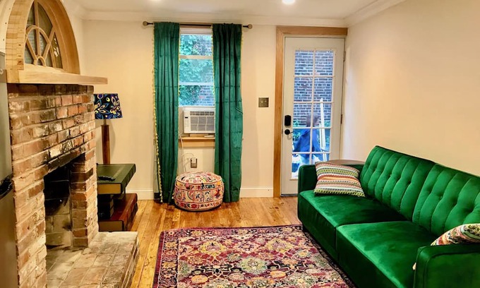 Washington Square West Cottage | Charming cottage in Ave of the Arts -Center City