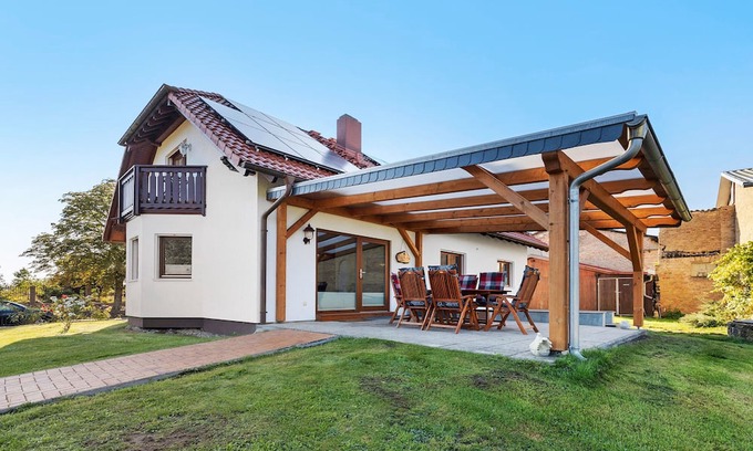 Oberuckersee Apartment | Apartment 'Am Gallowayhof' with private terrace, private garden and Wi-Fi
