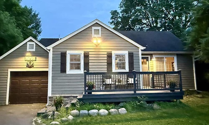 Minnetrista House | Modern 2BR Retreat by Lake Minnetonka