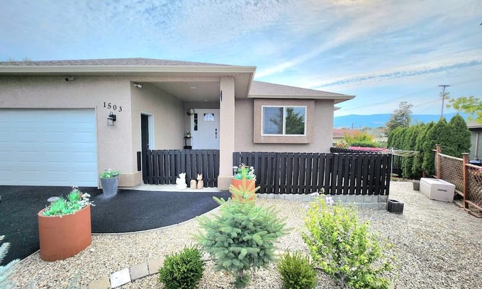 Black Mountain House | Kelowna full level luxury 31 minutes to big white ski lifts 16 minute to airport