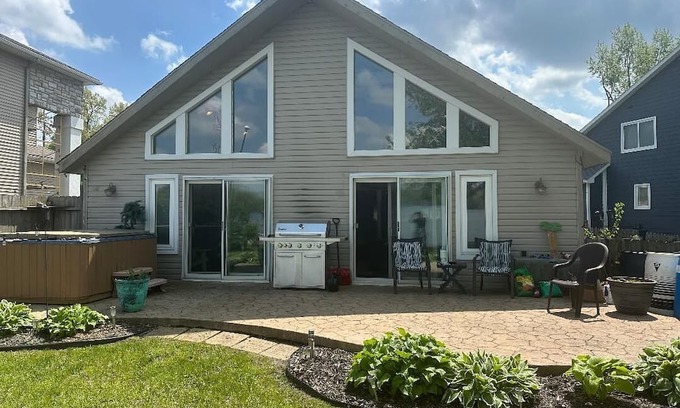White Lake House | “Lakefront Chalet Retreat-Up North Feel, relax & rewind. Hot Tub and fireplace.”