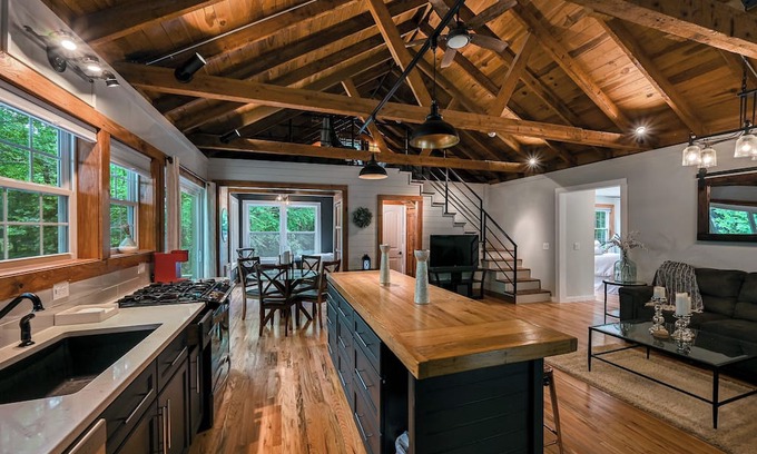 Canton Cabin | RiverRocks Cabin among the Trees. Private Riverfront Rustic/HotTub