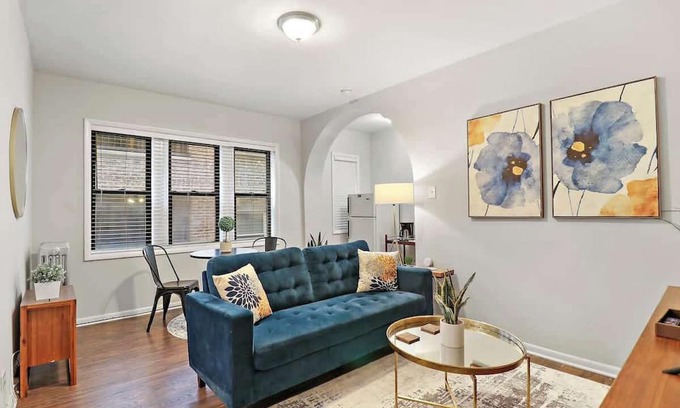 Hyde Park Apartment | 1BR Modern & Chic Apt in Downtown Chicago
