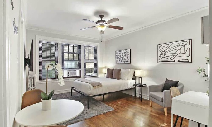Hyde Park Apartment | Comfortable Minimalist Studio Apt