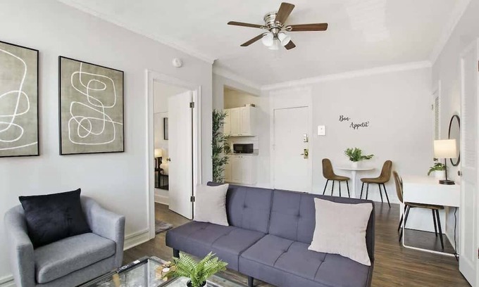 Hyde Park Apartment | Prime & Stylish 1BR Hideaway